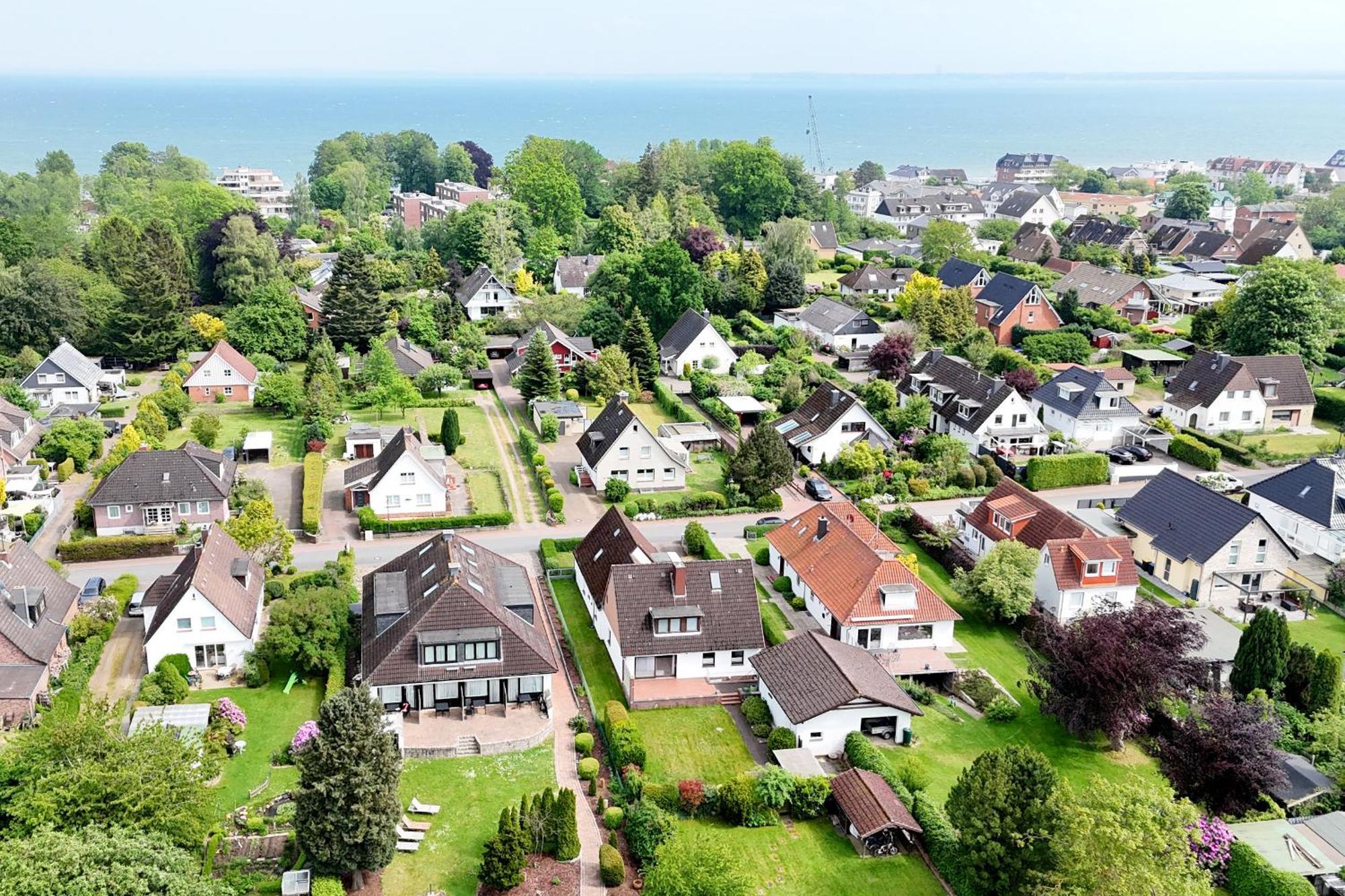 Sonnenterrasse: Moderne Strandnahe Mit Gartenblick