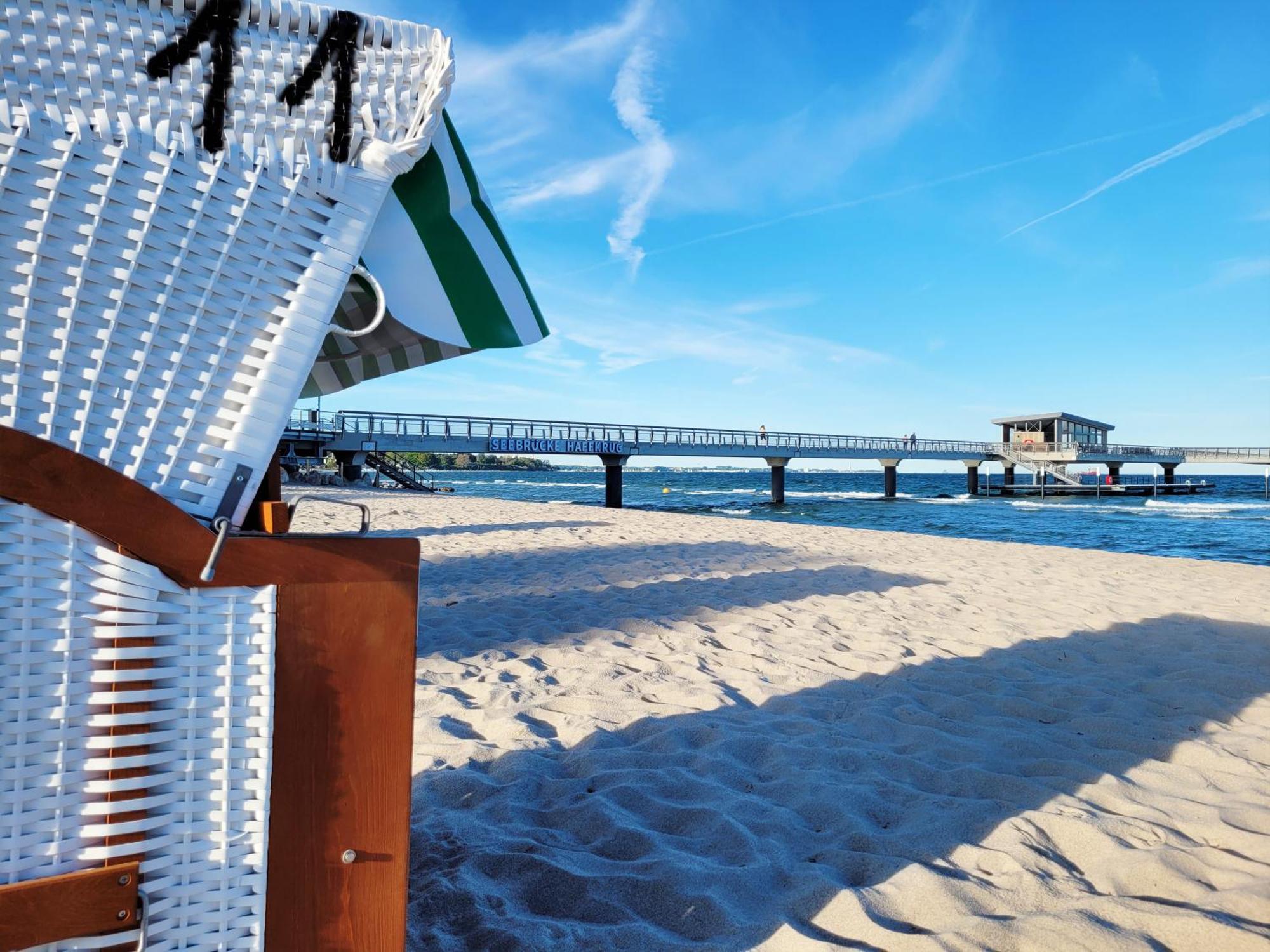 Sonnenterrasse: Moderne Strandnahe Mit Gartenblick